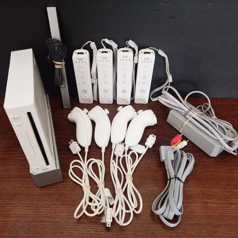 Nintendo Wii Console Complete System Bundle With 4 Controllers & 4 Nunchuck